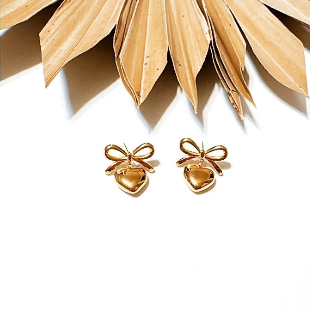 Gold heart dangle earrings M349